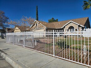 4349 E Ave Q-12 in Palmdale, CA - Foto de edificio - Building Photo