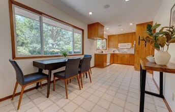8520 SW Garden Ln in Portland, OR - Building Photo - Building Photo
