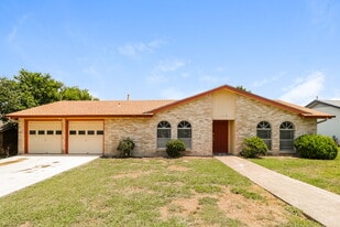 114 Cloverleaf St in San Marcos, TX - Building Photo