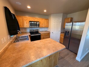 1987 Churchill Dr in Saratoga Springs, UT - Foto de edificio - Building Photo