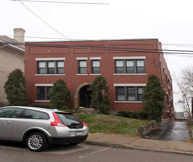 1441 Dormont Ave in Pittsburgh, PA - Foto de edificio - Building Photo