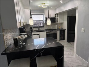 6840 Park St in Hollywood, FL - Foto de edificio - Building Photo