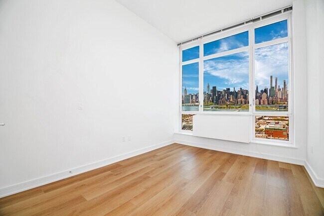 43-10 Crescent St, Unit 2620 in Queens, NY - Building Photo - Building Photo