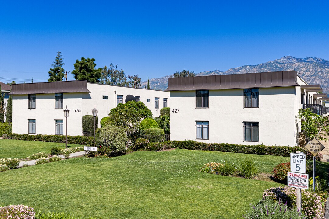 French Court Apartments in Arcadia, CA - Foto de edificio