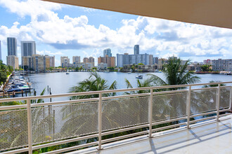 468 Golden Isles Dr in Hallandale Beach, FL - Building Photo - Interior Photo