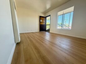 8123 Otis St, Unit upstairs unit in South Gate, CA - Building Photo