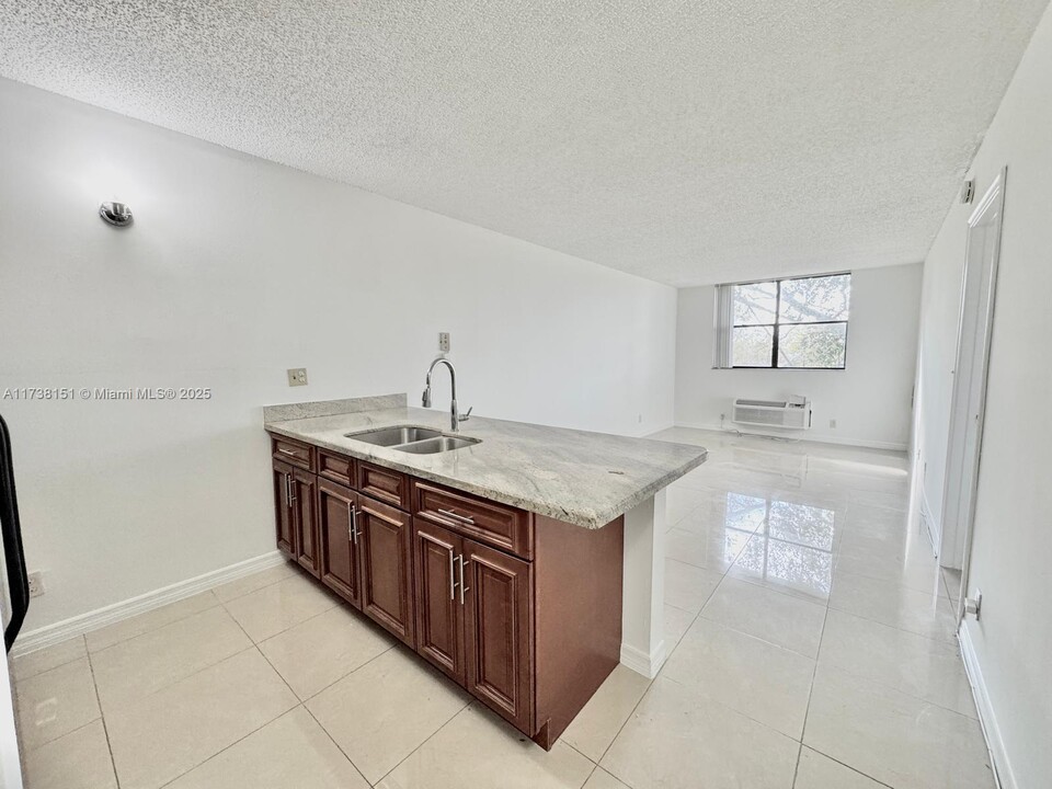 2401 Riverside Dr, Unit 206 in Coral Springs, FL - Building Photo