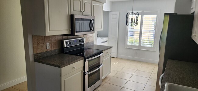 4925 Sandra Bay Dr in Naples, FL - Building Photo - Building Photo