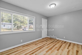 10465 Lord Dr in St. Louis, MO - Building Photo - Building Photo