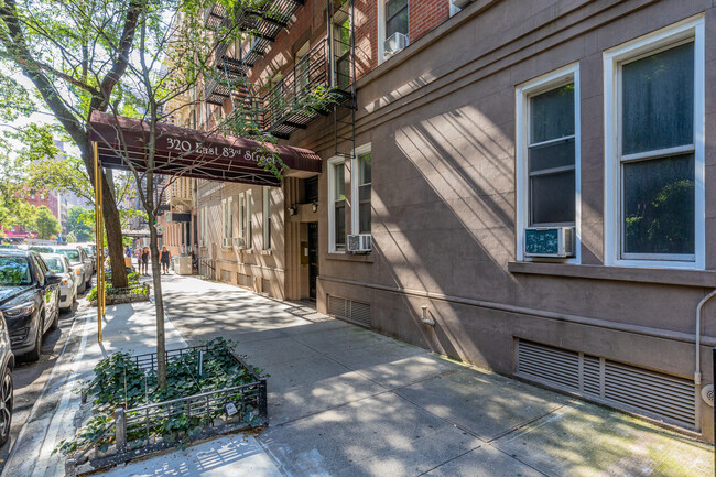 318-322 E 83rd St in New York, NY - Building Photo - Building Photo