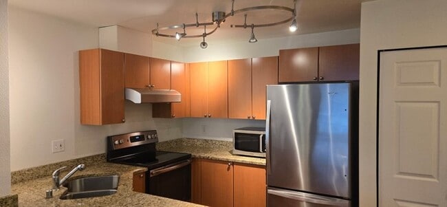 621 5th Ave N, Unit 207 in Seattle, WA - Foto de edificio - Building Photo