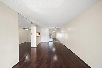 2818 S Bartell Dr, Unit 4 in Houston, TX - Building Photo - Building Photo