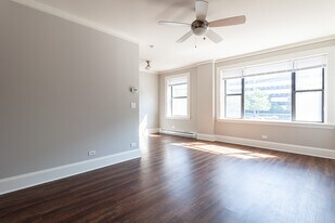 827 W Lakeside Pl, Unit CC in Chicago, IL - Building Photo