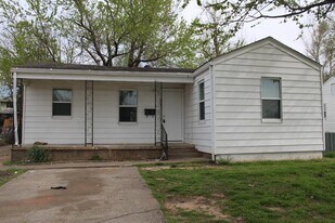 305 W Lilac Ln in Midwest City, OK - Building Photo