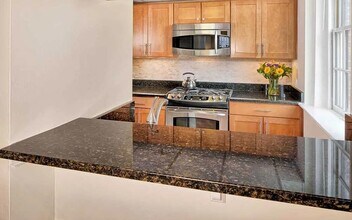 227 Christopher Columbus Dr in Jersey City, NJ - Building Photo - Building Photo
