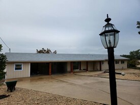 100 Chula Vista Dr in Kerrville, TX - Building Photo