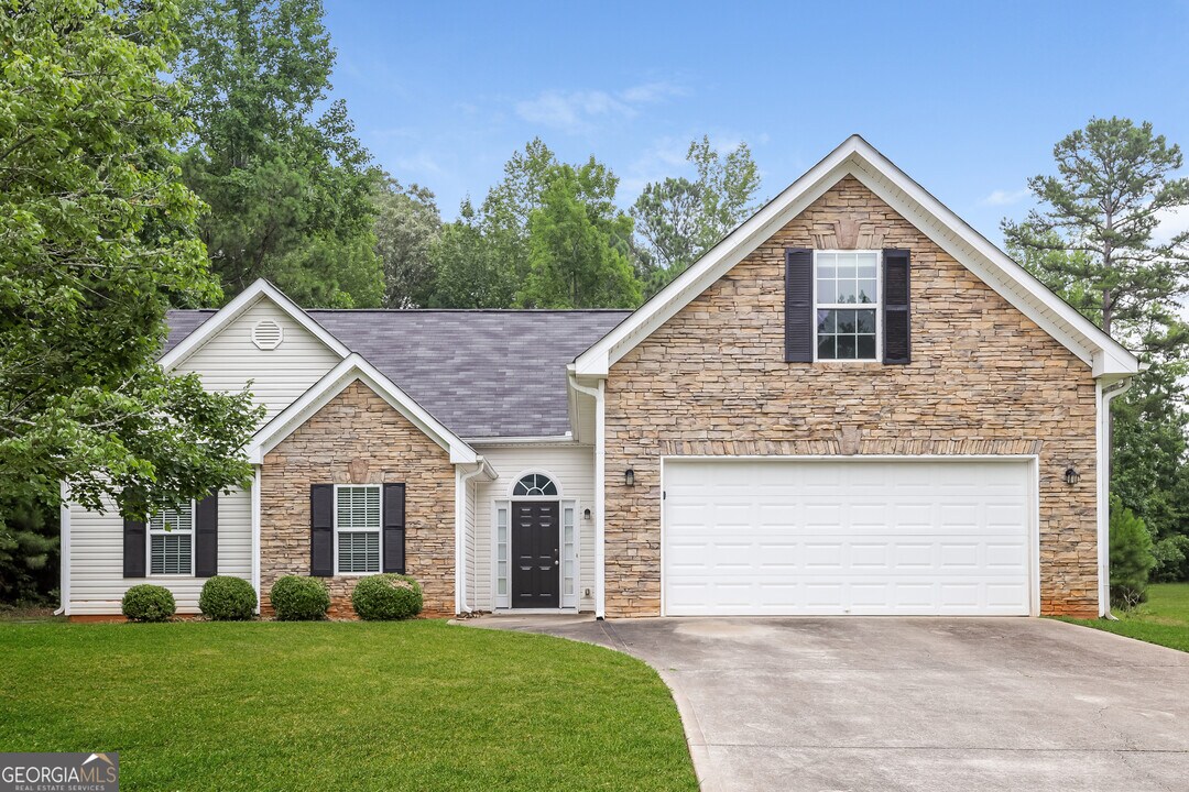 135 Oak Meadows Dr in Covington, GA - Foto de edificio