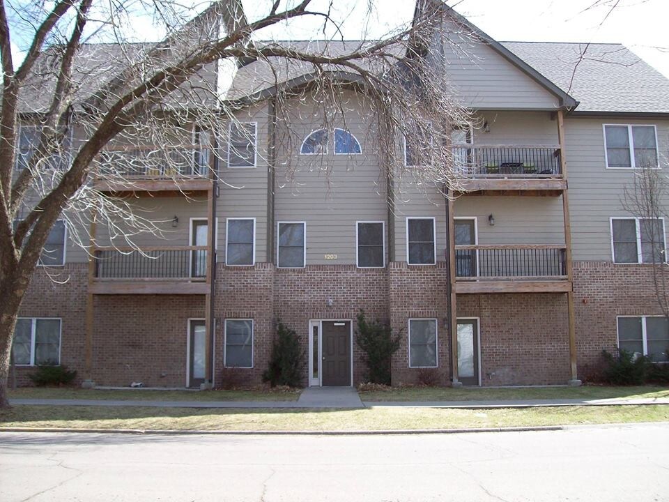 1203 Thurston St, Unit 3 in Manhattan, KS - Foto de edificio
