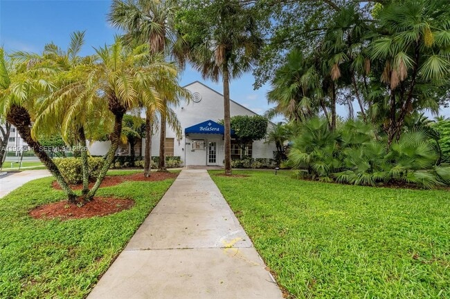 711 N Pine Island Rd in Plantation, FL - Foto de edificio - Building Photo