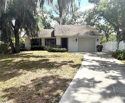 739 Locklear Ave in Sarasota, FL - Building Photo