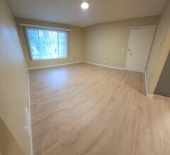 5055 SW Menlo Dr, Unit 4 in Beaverton, OR - Foto de edificio - Building Photo