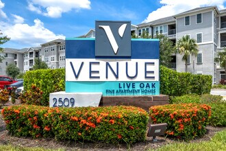 Venue Live Oak in Sarasota, FL - Foto de edificio - Building Photo