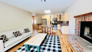 15103 Hartsook St in Sherman Oaks, CA - Building Photo - Building Photo