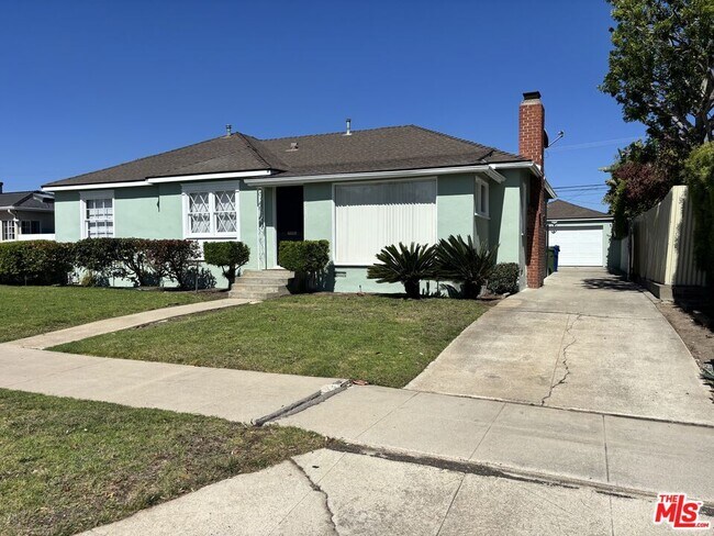 8112 Loyola Blvd in Los Angeles, CA - Building Photo - Building Photo