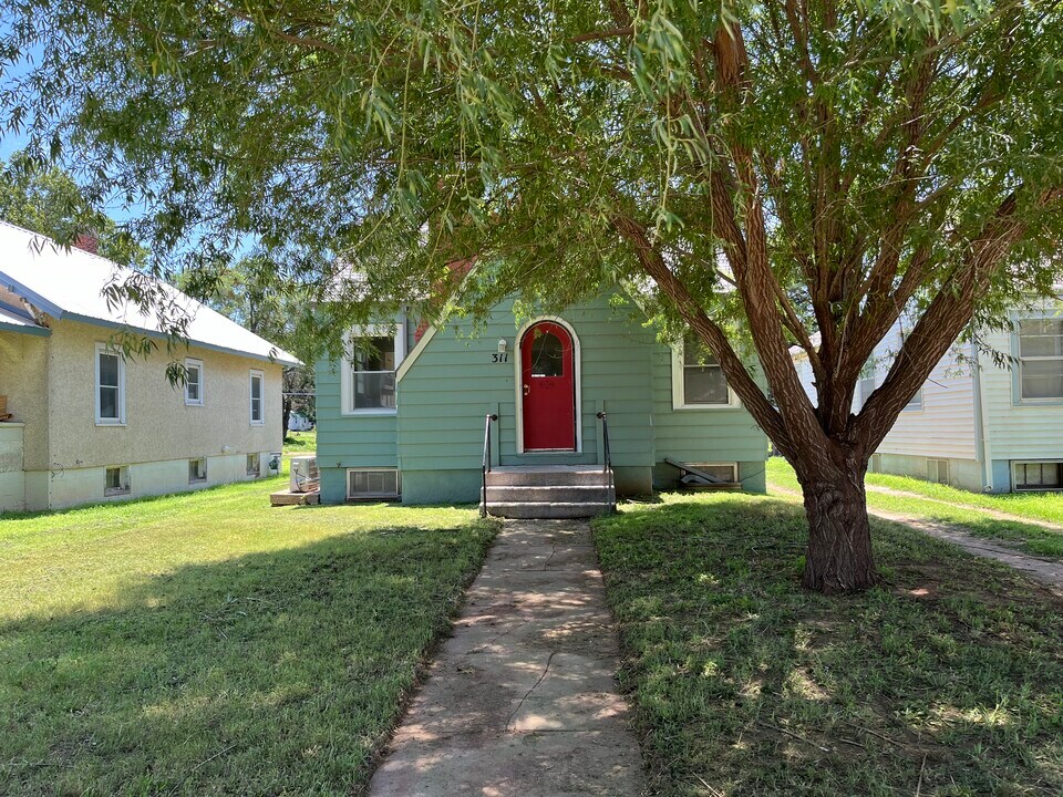 311 W Kansas Ave in Medicine Lodge, KS - Building Photo