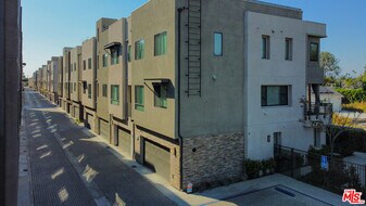 13107 W Lumina Way in Los Angeles, CA - Building Photo