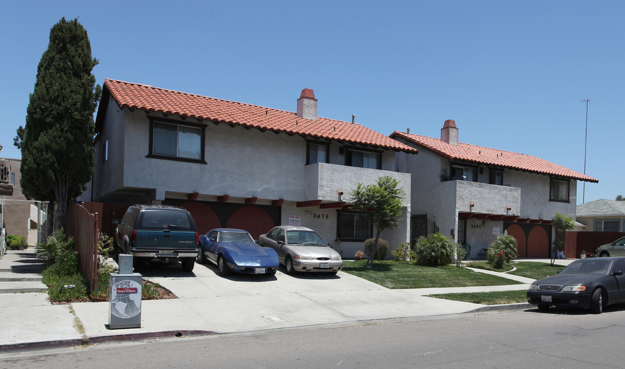 Monroe Villas in San Diego, CA - Building Photo