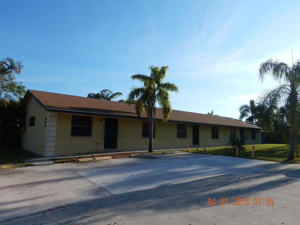 692 Neil Rd in West Palm Beach, FL - Foto de edificio