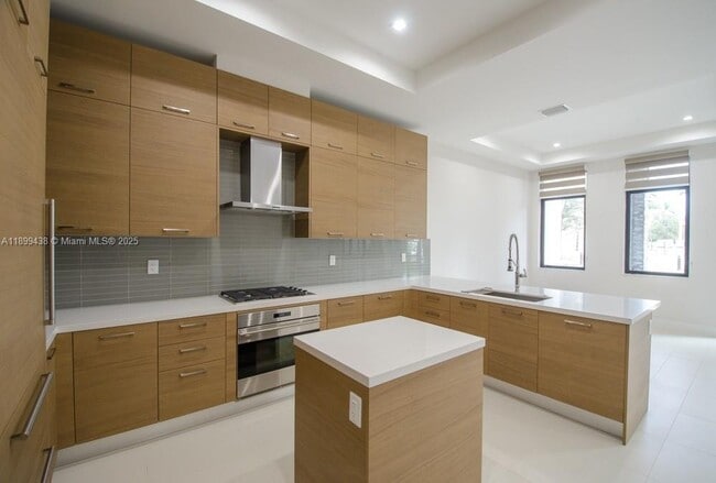 8436 NW 51st Terrace in Doral, FL - Building Photo - Building Photo