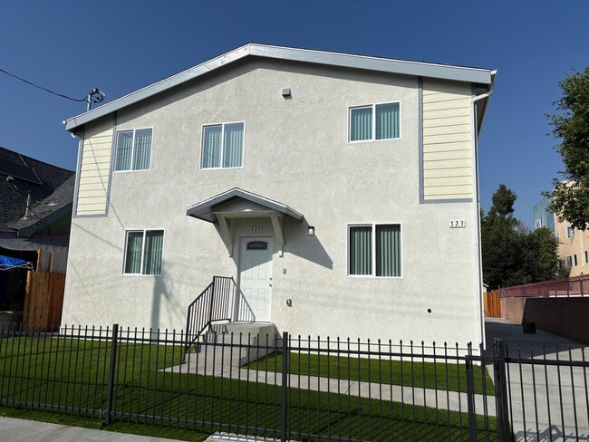 323 W 52nd St, Unit 323