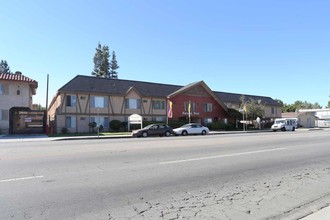 Diamond Head Apartments in Van Nuys, CA - Building Photo - Building Photo