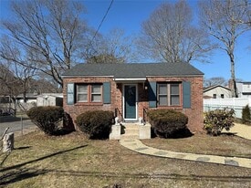 21 Sherwood Dr in Mastic Beach, NY - Building Photo