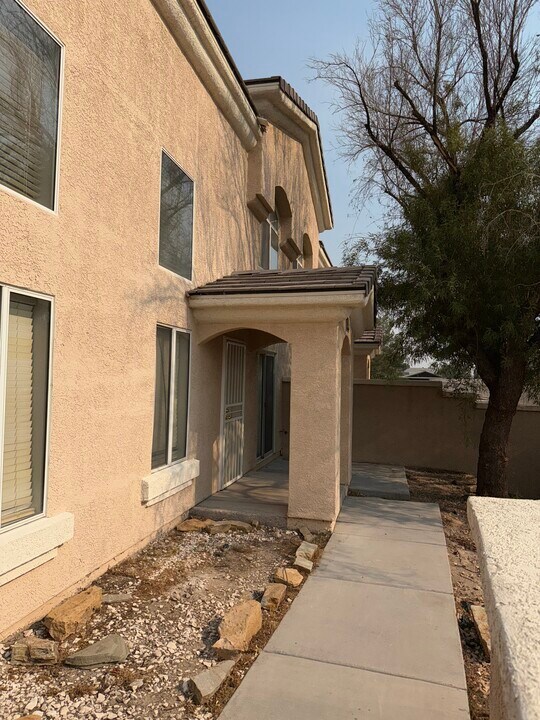 3950 S Sandhill Rd in Las Vegas, NV - Building Photo