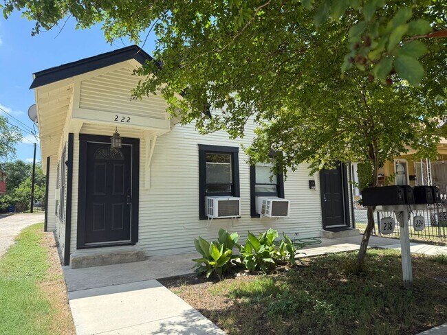 222 Lowell St in San Antonio, TX - Building Photo - Building Photo