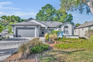 11768 W Riverhaven Dr in Homosassa, FL - Building Photo