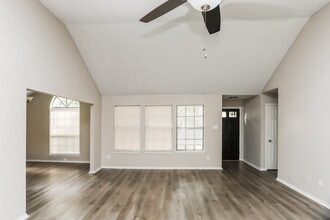 2221 Collier Ct in Lancaster, TX - Foto de edificio - Building Photo