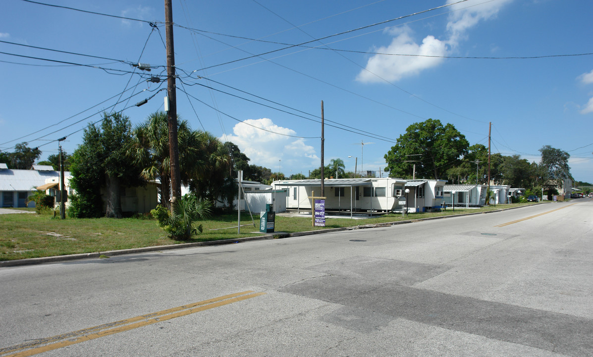 Poinciana Mobile Home Park in St. Petersburg, FL - Building Photo