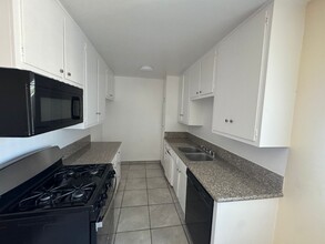 6633 Woodley Ave in Van Nuys, CA - Foto de edificio - Building Photo