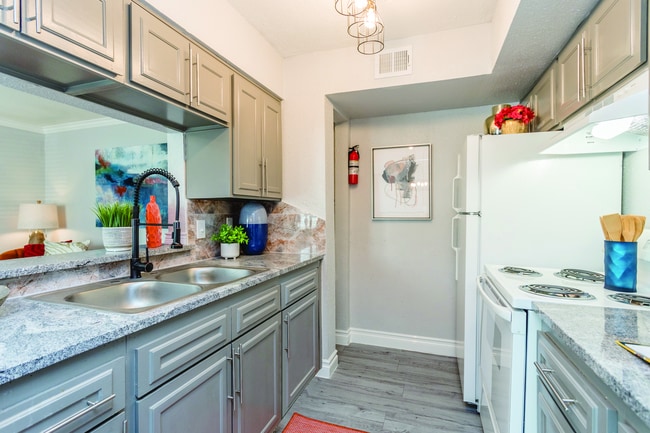 Casa Verde Apartments in Houston, TX - Building Photo - Building Photo