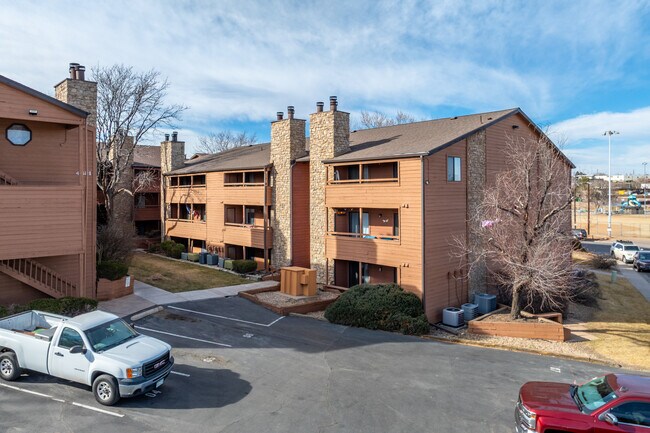 Centennial Crossing in Englewood, CO - Building Photo - Building Photo
