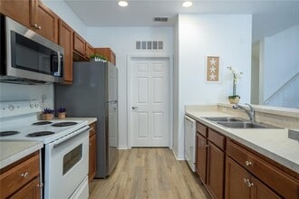 2550 Grand Central Pkwy in Orlando, FL - Building Photo - Building Photo