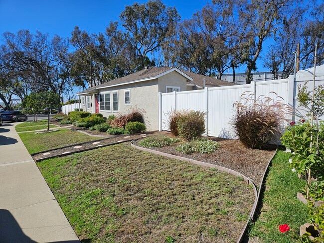 610 Pine Dr in Torrance, CA - Foto de edificio - Building Photo