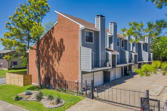 Columbia Oaks in Dallas, TX - Building Photo - Building Photo