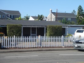 319 University Dr in Costa Mesa, CA - Building Photo