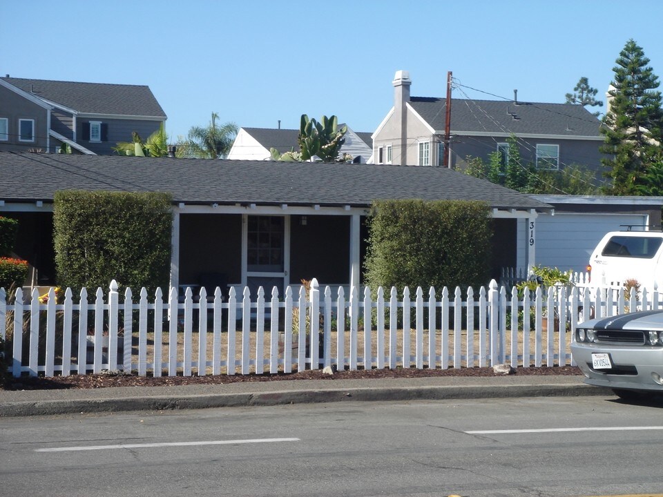 319 University Dr in Costa Mesa, CA - Building Photo
