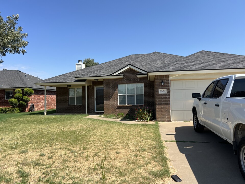 6908 9th St in Lubbock, TX - Building Photo